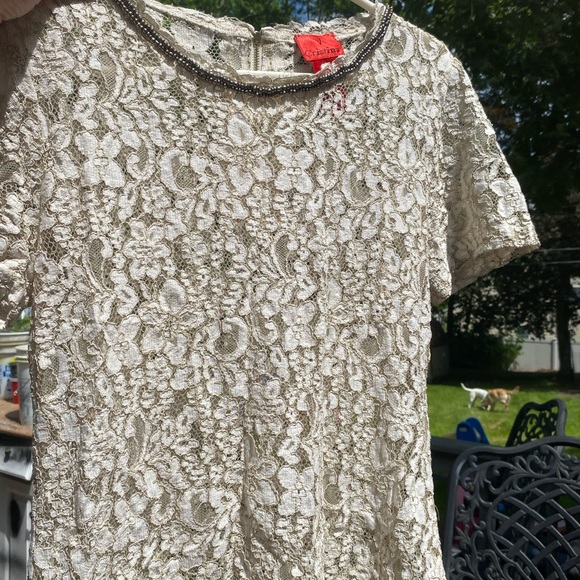 V Christina White Fitted Floral Embroidered Blouse with embellished neckline - Picture 8 of 9